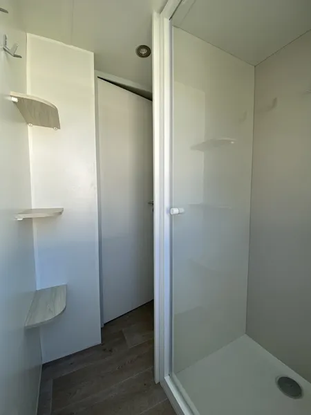 Mietunterkunft - Mobilheim Premium 33 M² (4P-2 Zimmer), Klima, Tv, Geschirrspüler, Bett 160, Plancha, Nespresso - image n°8 - Flower Camping Saint Amand
