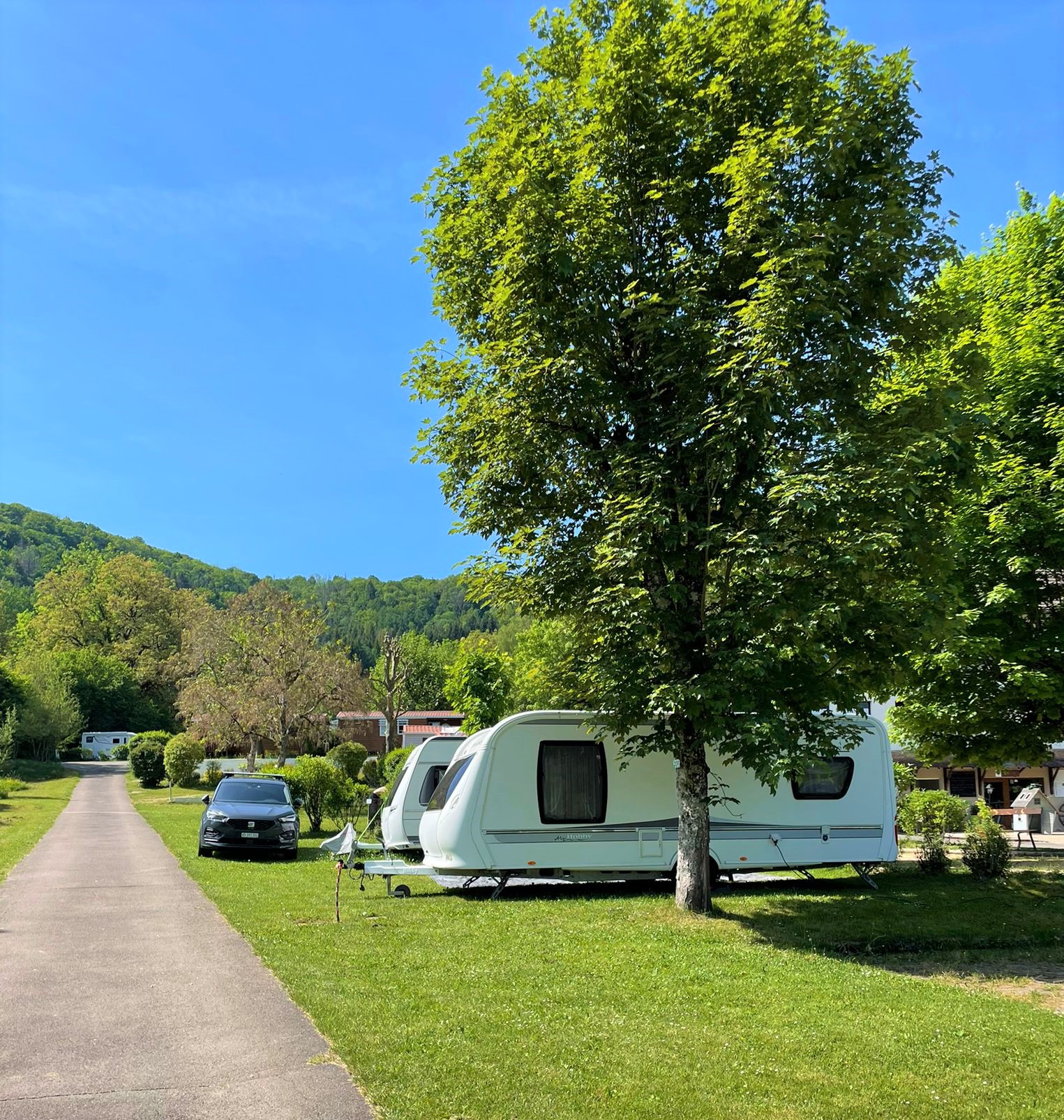 Emplacement - Forfait Camping-Car Ou Caravane 2 Personnes + Élect - Camping Le Chanet