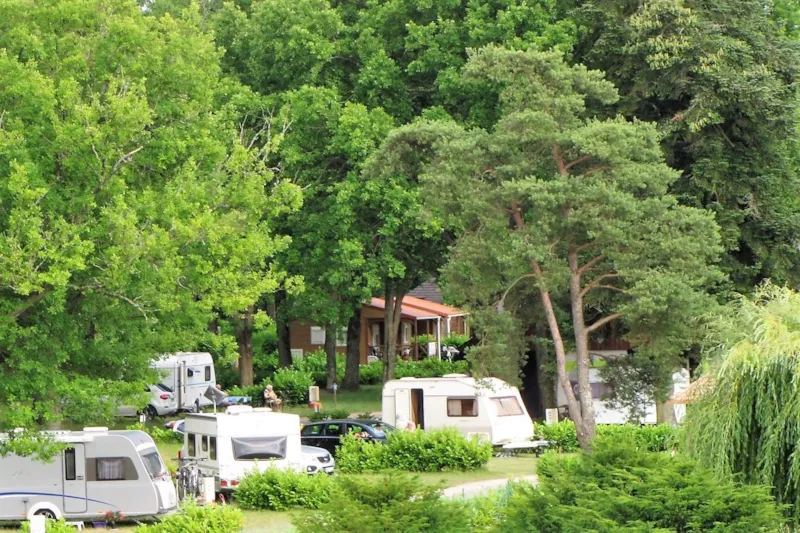 Forfait Confort (1 Tente, Caravane Ou Camping-Car / 1 Voiture / Électricité 6A)