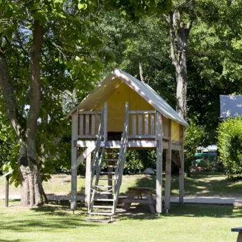 Mietunterkunft - Tente Sur Pilotis 7M² - 1 Chambre / Terrasse Couverte - Sans Sanitaire 2 Pers. - Sites et Paysages Touristique De Gien