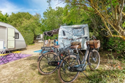 Package: Pitch + car + tent or caravan + electricity 10A