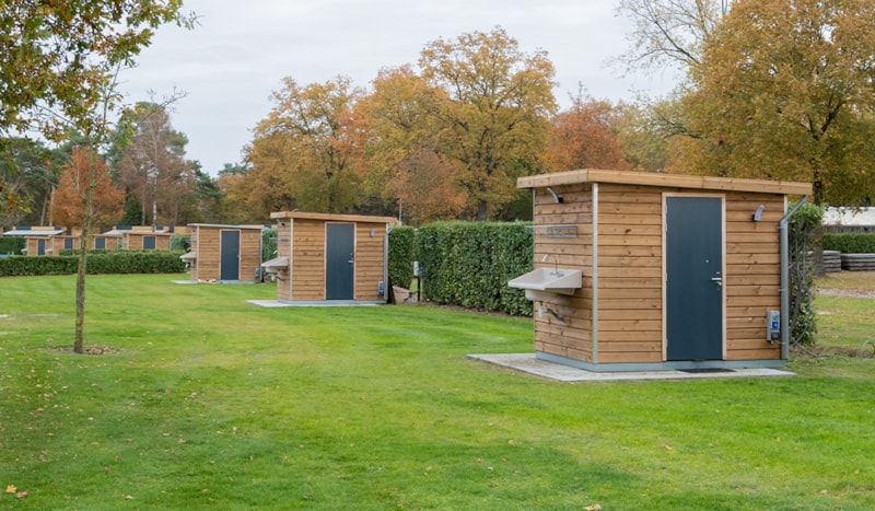 Comfort pitch with private bathroom facilities - approximately 100m2 pet-free - electricity 10A