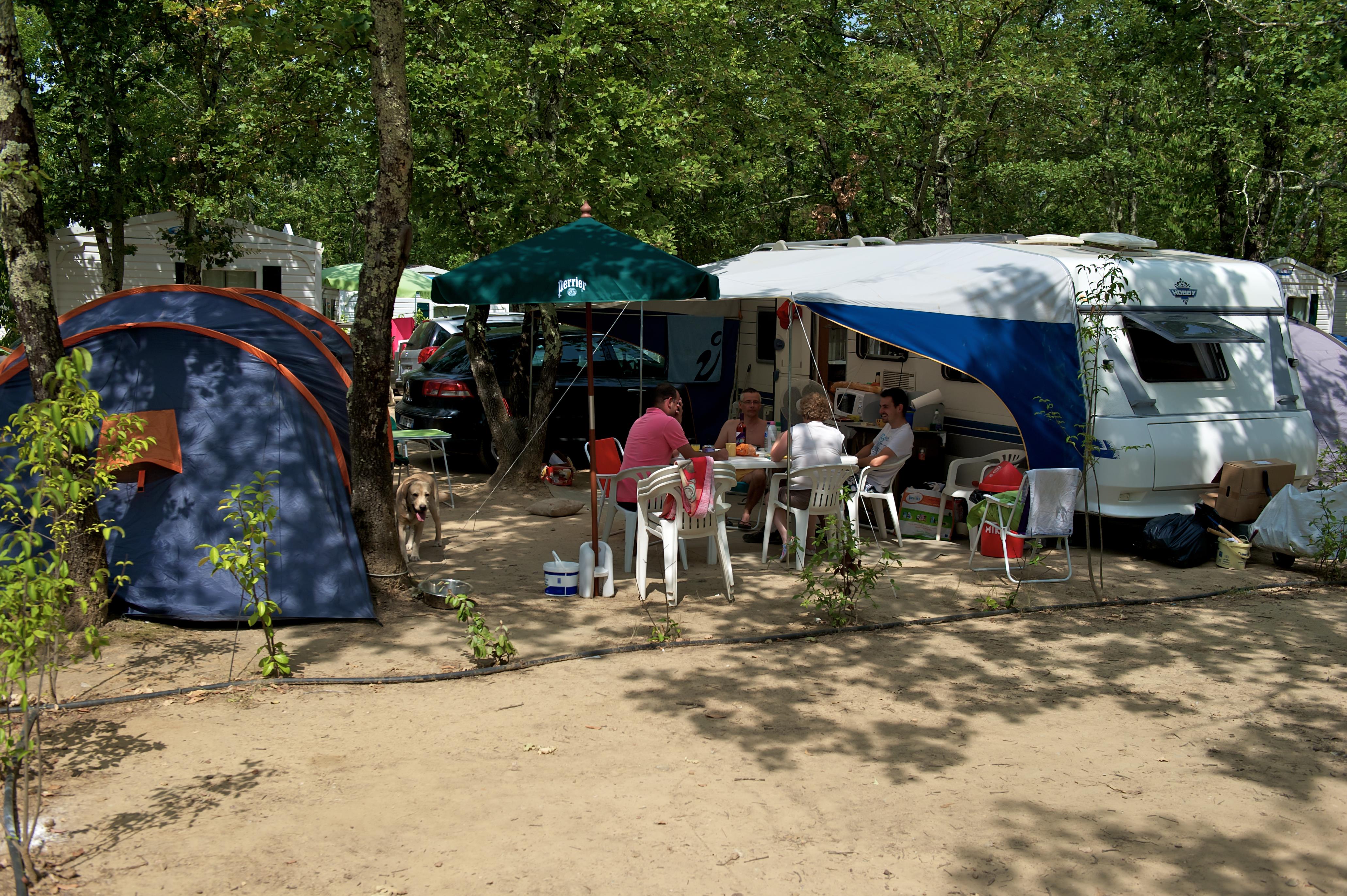Stellplatz - Stellplatz 100-120M² (Strom + 1 Fahrzeug) - Camping Sunêlia Aluna Vacances