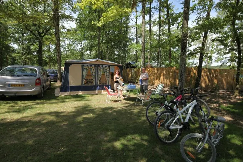 Forfait ** : emplacement 80-100m², caravane, camping-car ou tente, 1 voiture, élect (10A)