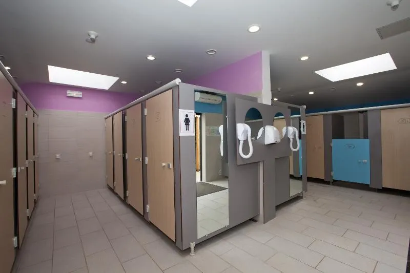 Forfait *** : Emplacement 100-120M², Caravane/Camping-Car/Tente, Élect. 10A, Eau, Drainage