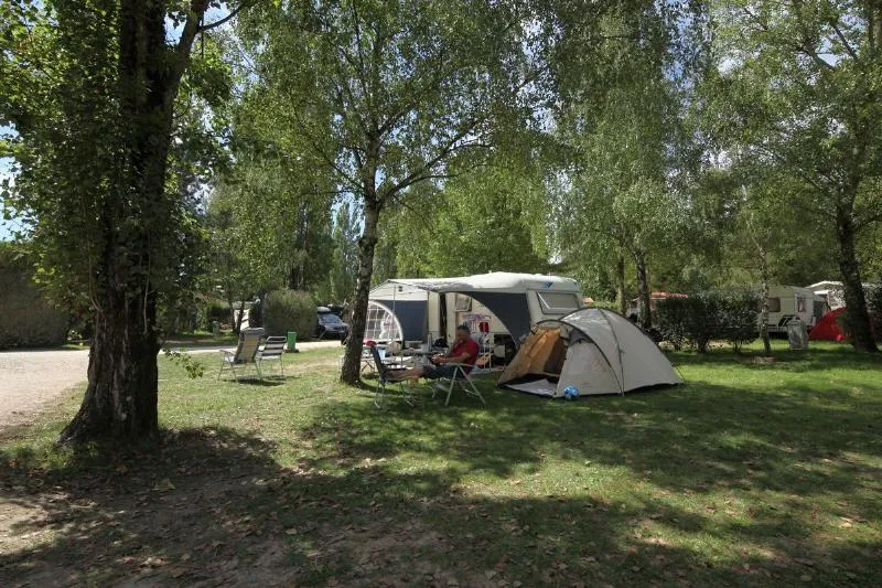 Forfait *** : Emplacement 100-120M², Caravane/Camping-Car/Tente, Élect. 10A, Eau, Drainage