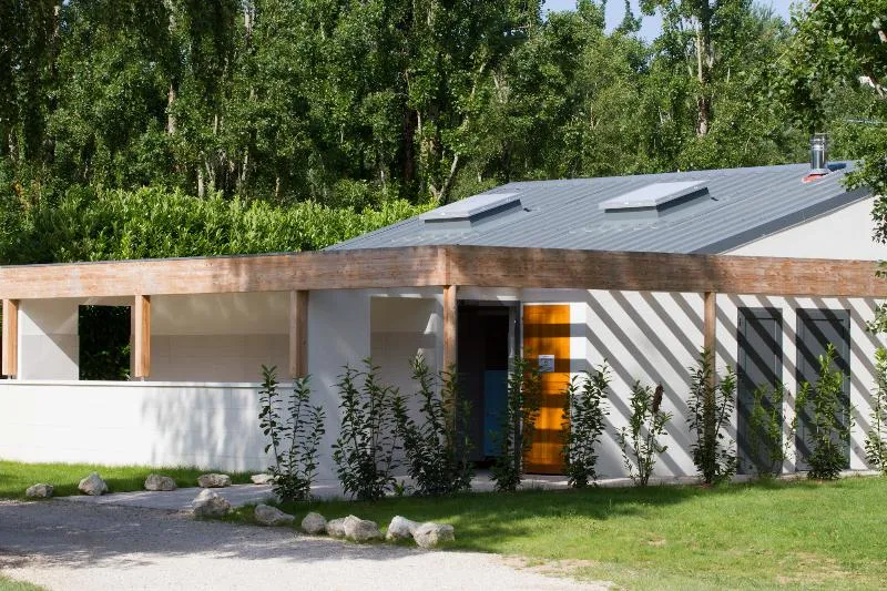 Forfait **** : Emplacement 120-150M², Caravane/Camping-Car/Tente, Élect. 10A, Eau, Drainage