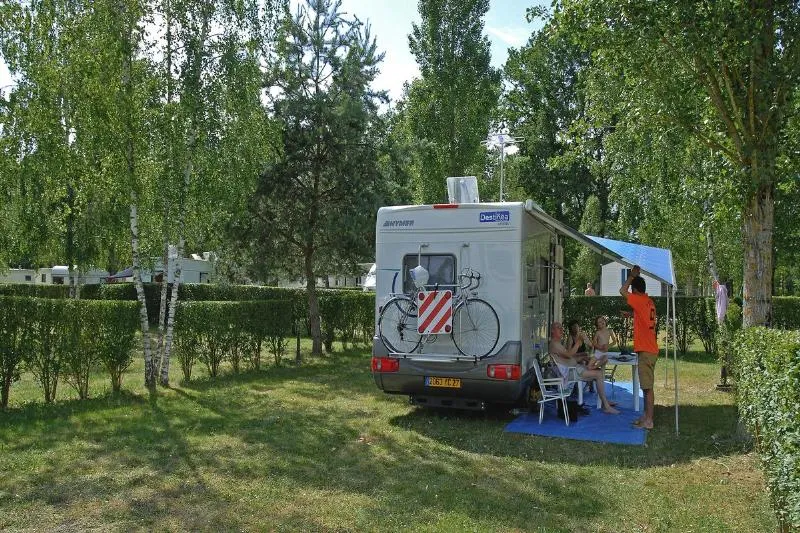 Forfait **** : Emplacement 120-150M², Caravane/Camping-Car/Tente, Élect. 10A, Eau, Drainage