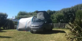 Stellplatz - Stellplatz Landschaft Classic + Wagen - Camping La Plage de Treguer