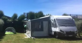 Stellplatz - Schließen Sie Comfort Pitch + Wasserableitung + Trinkwasseranschluss An - Camping La Plage de Treguer