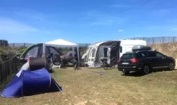 Stellplatz - Stellplatz Mega Family + Wagen (180M2) - Camping La Plage de Treguer