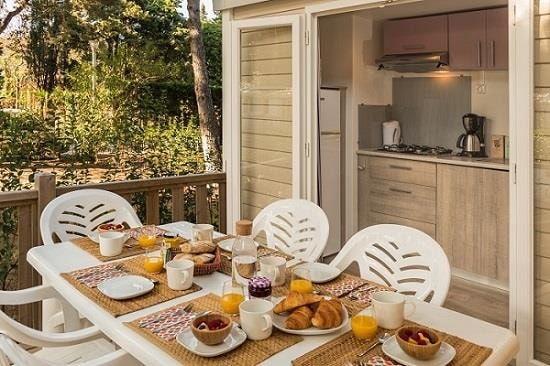 Mobile home KLASSIC 2, wooden terrace, TV, air conditioning, 1 car (2 bedrooms) 1/4 Ppl.