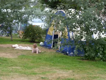 Stellplatz - Stellplatz + Fahrzeug - Camping Le Varquez-sur-Mer