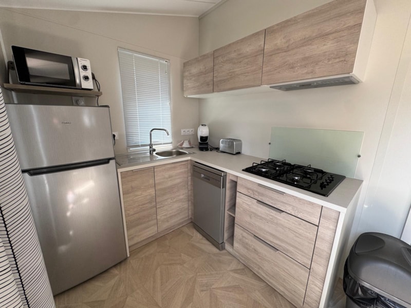 2-bedroom mobile home, 33 m², sleeps 4–6, spacious and comfortable, with dishwasher and a 160 bed