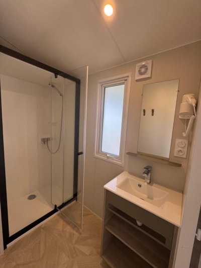 2-bedroom mobile home, 31 m², sleeps 4–6, spacious and comfortable, with dishwasher and a 160-bed