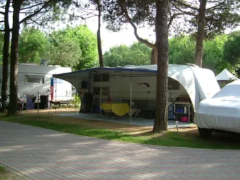 Stellplatz - Stellplatz 'B' Super Zelt , Wohnwagen, Wohnmobil Strom Water Tvsat - Camping Scarpiland