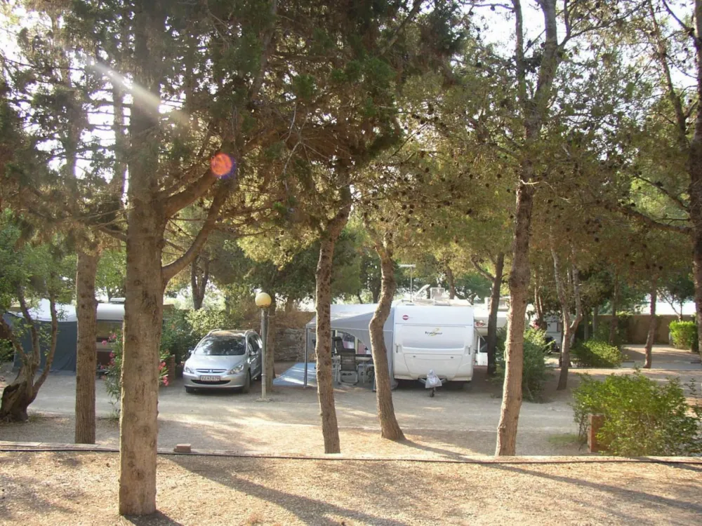 Standplaats Plus - 70/100m²- caravan, tent of camper - elekriciteit 6A - water - auto op standplaats