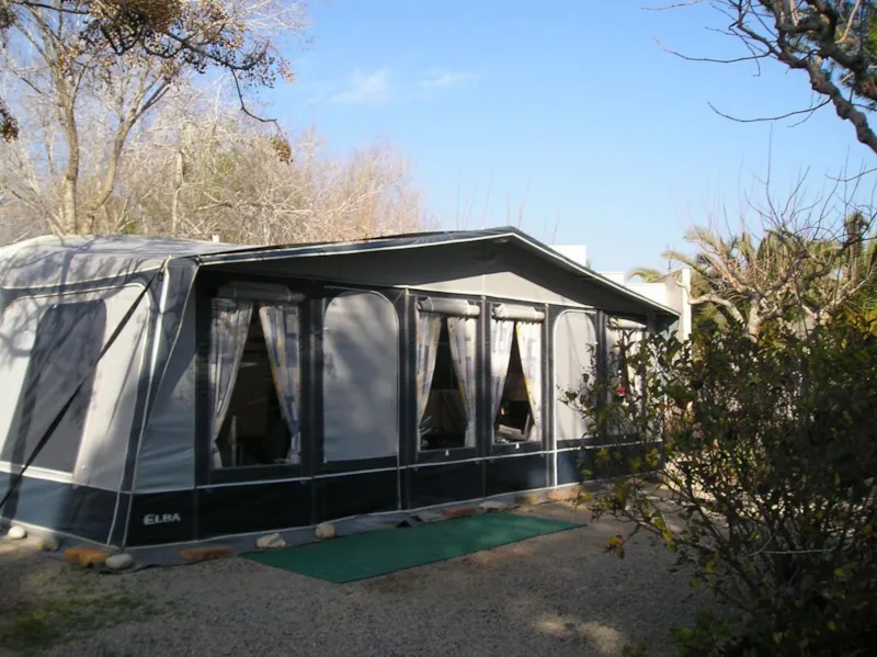 Emplacement Offre + 55 Ans (Voiture + 1 Caravane/Tente/Camping-Car + Électricité + Chien)