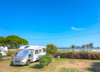 Stellplatz - Stellplatzpaket Grand Confort - Blick Auf Den Étang De Thau - Camping Beau Rivage