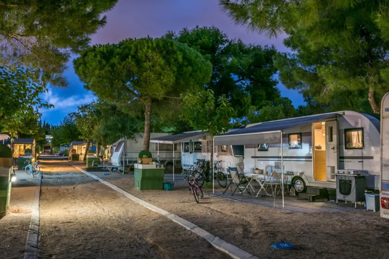Emplacement (Voiture + Tente/Caravane + Électricité 5A)