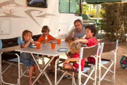 Stellplatz - Parcela Xl (Coche / Caravana / Tienda / Electricidad) - Stel Camping & Bungalow Resort