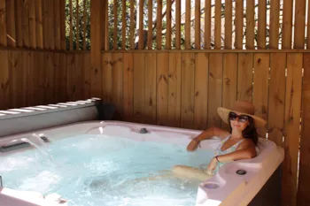 Mietunterkunft - Mobilheim Mooréa 52 M² - 3 Räume - 2 Schlafzimmer - Jacuzzi - Klimaanlage - International Village Sport & Spa