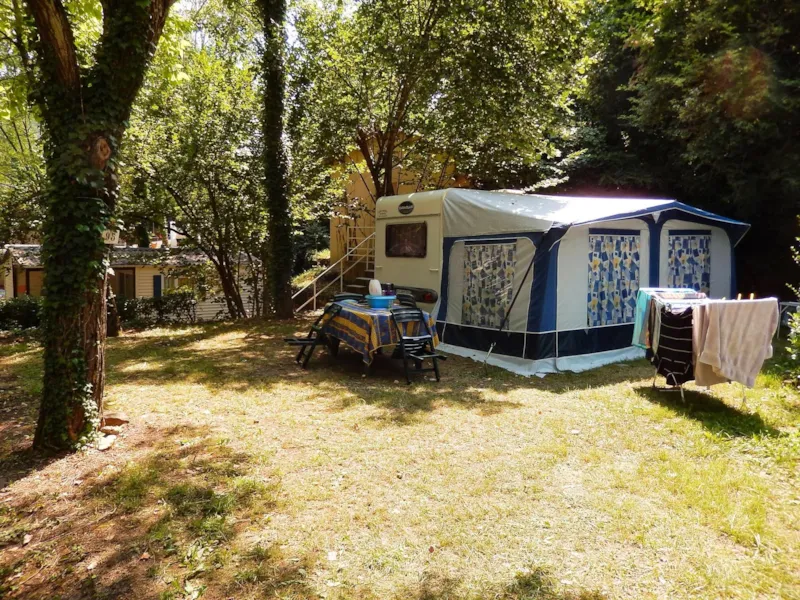 Emplacement Confort Électricité 10 A (1 Tente, Caravane Ou Camping Car/ 1 Véhicule)