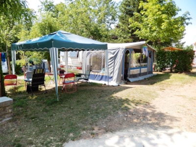 Comfort pitch with electricity 10 A (1 tent , caravan or motorhome/ 1 vehicle) — 1