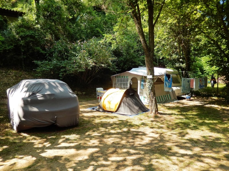 PREMIUM-standplaats met elektriciteit 10 A (1 tent of 1 caravan of 1 kampeerwagen) + 1 voertuig