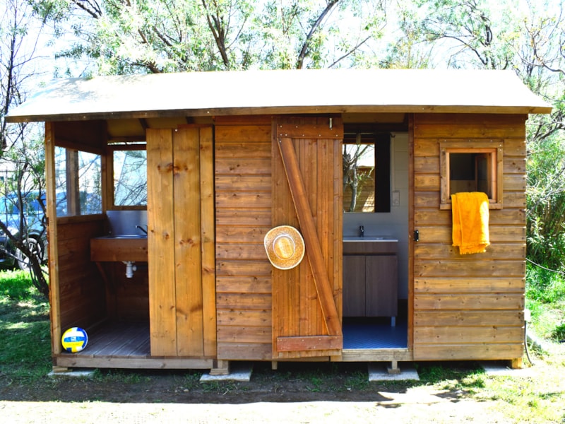 Emplacement FREECAMP avec sanitaire privé + petite cuisine 2 FEUX GAZ et frigo + électricité