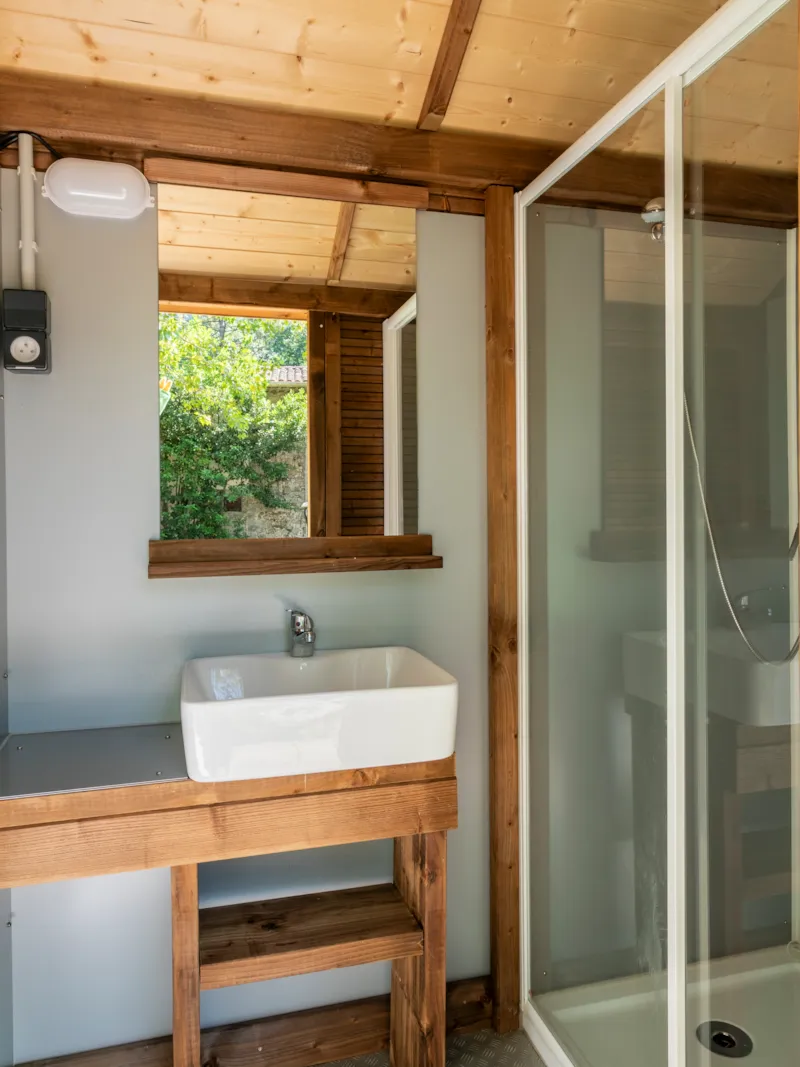 Emplacement Freecamp Avec Sanitaire Privé + Petite Cuisine 2 Feux Gaz Et Frigo + Électricité