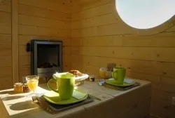 Location - Carré D'étoiles  Climatise / Avec Petit Déjeuner / 2 Pers Inclus / Spa Privatif En Option - image n°2 - Roulottes et Cabanes de Saint Cerice