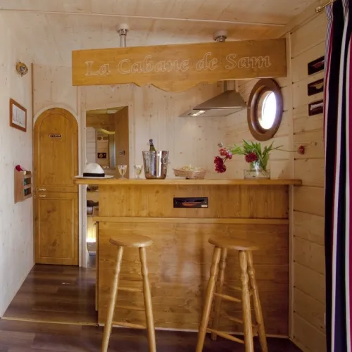 Location - Cabane De Sam Climatisée ( Petite Maison De Famille, Spa Privatif Sur La Terrasse ) / 5 Pers Inclus - image n°2 - Roulottes et Cabanes de Saint Cerice