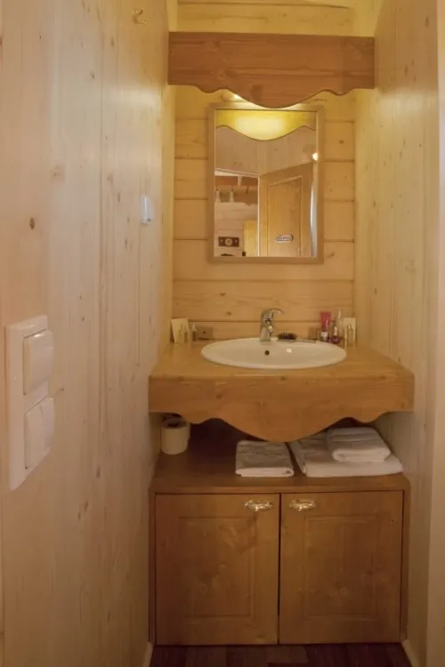 Location - Cabane De Sam Climatisée ( Petite Maison De Famille, Spa Privatif Sur La Terrasse ) / 5 Pers Inclus - image n°4 - Roulottes et Cabanes de Saint Cerice