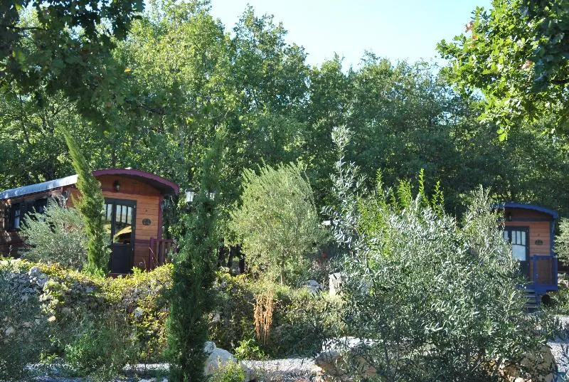 Location - Roulotte (Séjour Famille) Climatisée / Kit Petit Déjeuner 1Er Matin / 5 Pers Inclus / Spa En Option - Roulottes et Cabanes de Saint Cerice
