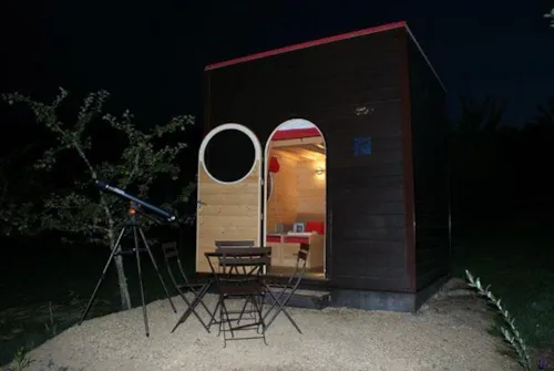 Location - Carré D'étoiles  Climatise / Avec Petit Déjeuner / 2 Pers Inclus / Spa Privatif En Option - image n°5 - Roulottes et Cabanes de Saint Cerice