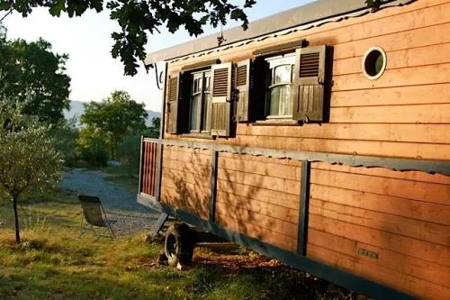 Location - Roulotte (Séjour Nuit D'amour )  Climatisée / Spa Privatif Et Ambiance Romantique / 2 Pers Inclus - image n°5 - Roulottes et Cabanes de Saint Cerice