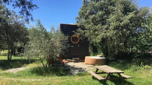 Location - Carré D'étoiles  Climatise / Avec Petit Déjeuner / 2 Pers Inclus / Spa Privatif En Option - image n°10 - Roulottes et Cabanes de Saint Cerice