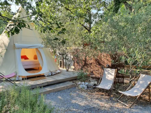Location - Tipi Lodge 6 M² Pour 2 Pers Avec Petit Déjeuner Et Jacuzzi Privatif En Accès Illimité - image n°1 - Roulottes et Cabanes de Saint Cerice