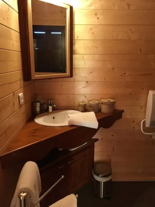 Mietunterkunft - Cabin Lodge Mit Frühstück Und Private Spa - image n°3 - Roulottes et Cabanes de Saint Cerice