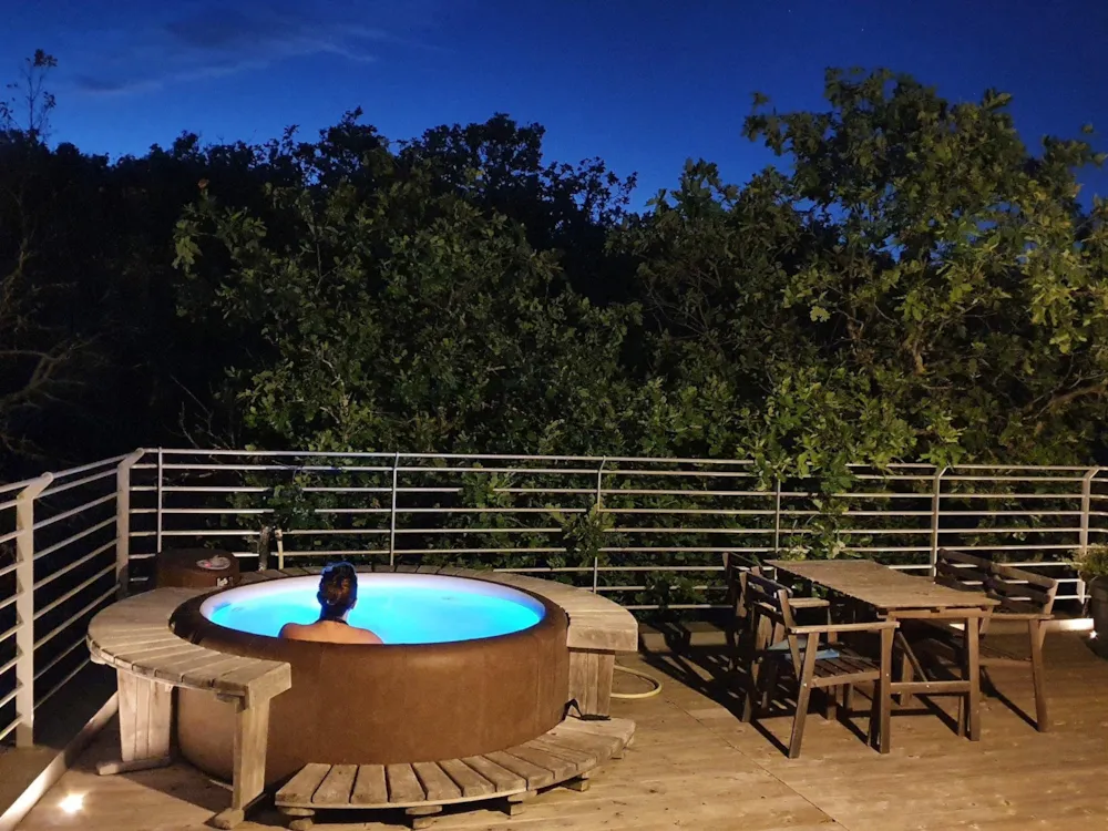Location - Cabane Lodge Avec Petit Déjeuner Et  Spa Privatif En Terrasse - Roulottes et Cabanes de Saint Cerice
