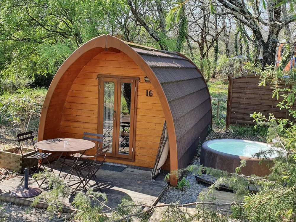 Location - Cabane Forestière Climatisée ( Avec Petit Déjeuner Et Spa Privatif Accès Illimité ) / 2 Pers Inclus - Roulottes et Cabanes de Saint Cerice