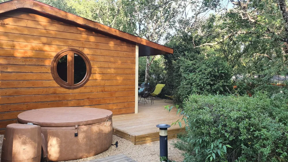Location - Cabane De Sam Climatisée ( Petite Maison De Famille, Spa Privatif Sur La Terrasse ) / 5 Pers Inclus - Roulottes et Cabanes de Saint Cerice