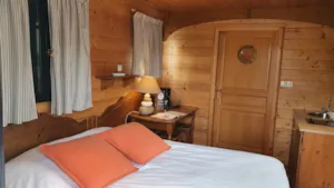 Locatif - Roulotte hôtelière climatisée / avec petit déjeuner / 2 pers inclus / spa privatif en option - Roulottes et Cabanes de Saint Cerice