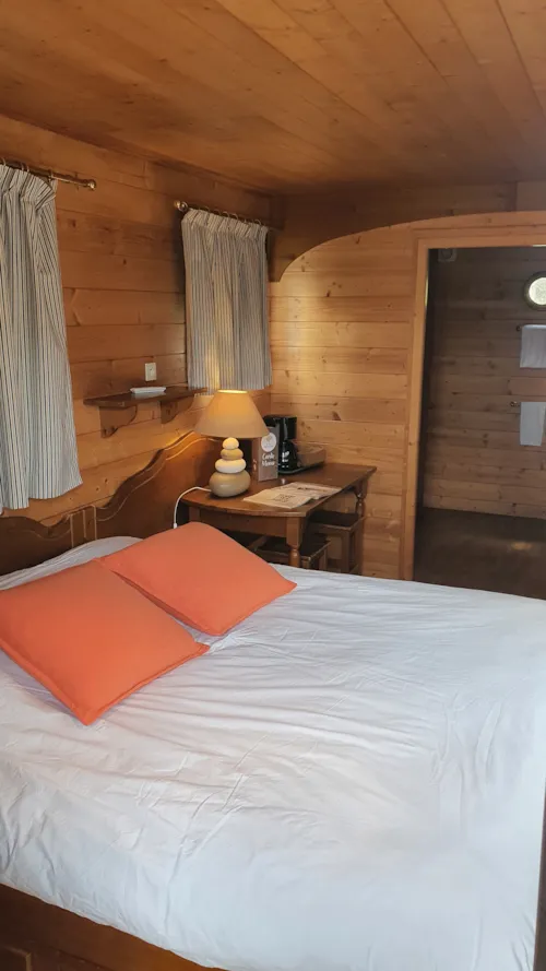 Location - Roulotte Hôtelière Climatisée / Avec Petit Déjeuner / 2 Pers Inclus / Spa Privatif En Option - image n°3 - Roulottes et Cabanes de Saint Cerice