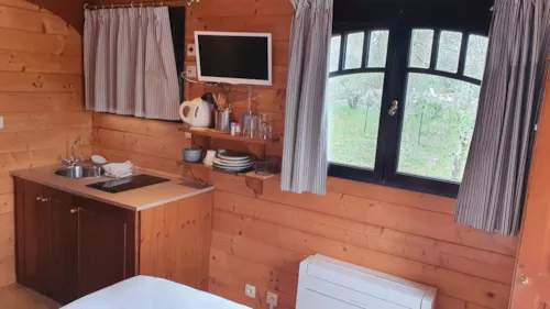 Location - Roulotte Hôtelière Climatisée / Avec Petit Déjeuner / 2 Pers Inclus / Spa Privatif En Option - image n°2 - Roulottes et Cabanes de Saint Cerice