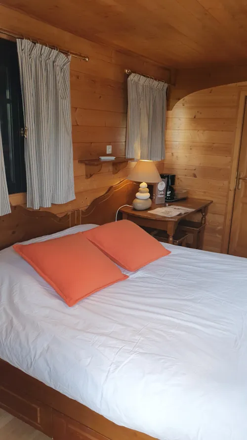 Location - Roulotte Hôtelière Climatisée / Avec Petit Déjeuner / 2 Pers Inclus / Spa Privatif En Option - image n°4 - Roulottes et Cabanes de Saint Cerice