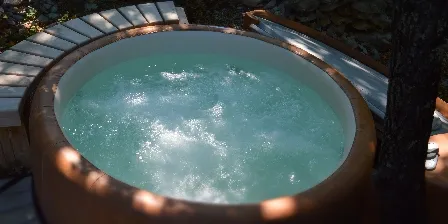 Location - Roulotte Hôtelière Climatisée / Avec Petit Déjeuner / 2 Pers Inclus / Spa Privatif En Option - image n°7 - Roulottes et Cabanes de Saint Cerice