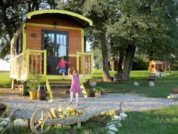 Accommodation - Roulotte- Location  Gite Famille - Domaine des Cadets de Gascogne