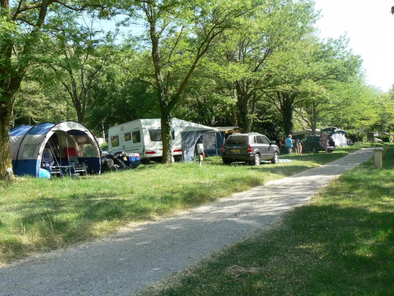 Emplacement Classique 100M² (2 Personnes, 1 Tente, Caravane Ou Camping-Car / 1 Voiture) +Electricité 10A